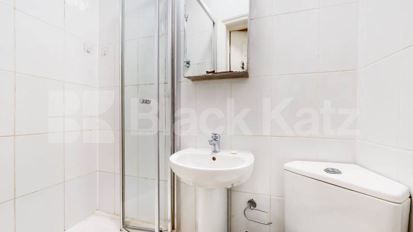 Stylish 3 Bedroom Flat on Quiet Residential Street Rochester Road, Camden